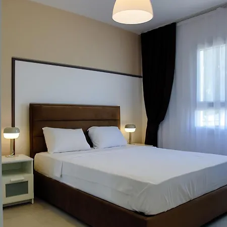 Ground Garden View In Caesar & Spa, Long דירה