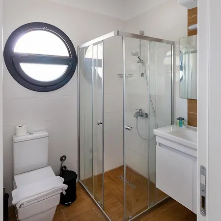 Ground Garden View In Caesar & Spa, Long דירה *