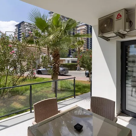 Ground Garden View In Caesar & Spa, Long דירה