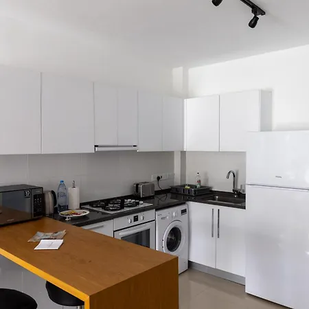 Ground Garden View In Caesar & Spa, Long דירה *